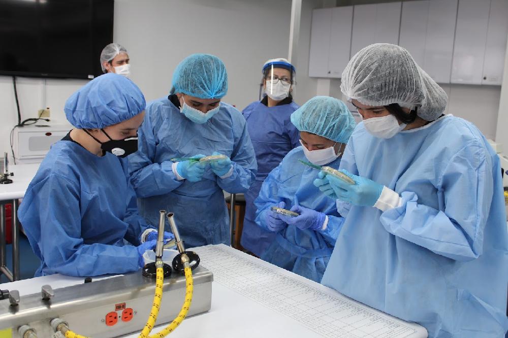 Laboratorio de simulación médica con equipos de entrenamiento
