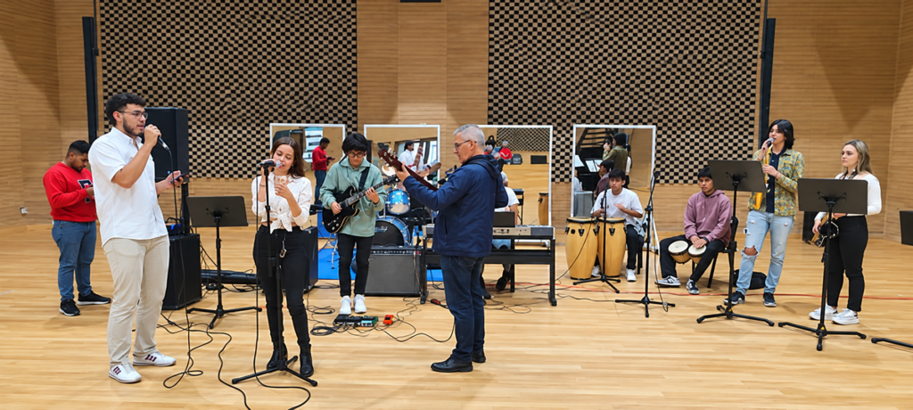 Ensayo musical en estudio amplio 1